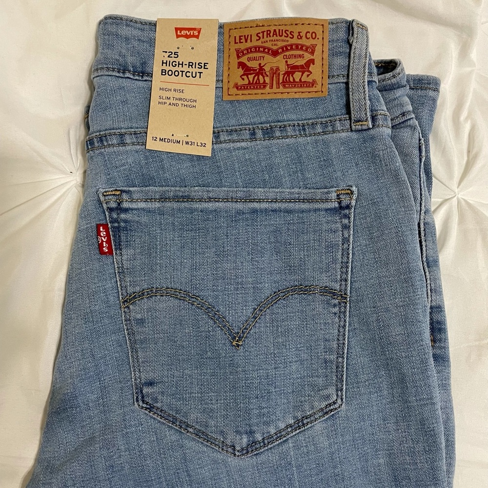 725 Levis High Rise Bootcut